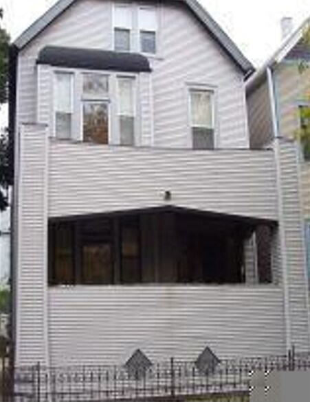 Building Photo - 3250 N Lakewood Ave