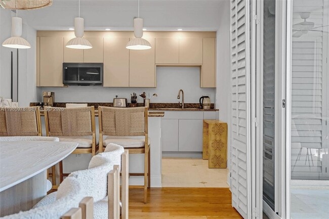 Building Photo - 725 Crandon Blvd