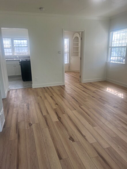 Building Photo - 6522 S Victoria Ave