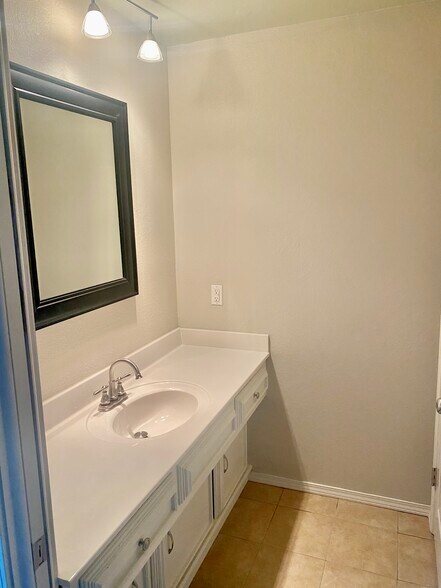 Building Photo - 3908 E 60th Pl