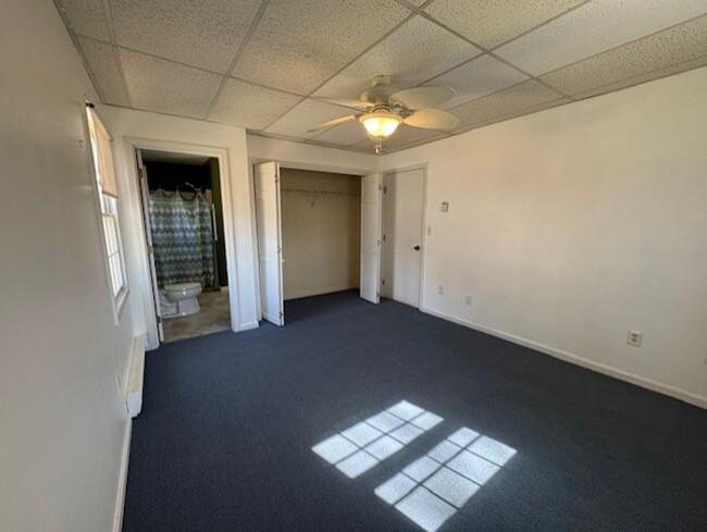 Building Photo - Private 1 Bedroom/ 1 Bath Apartment