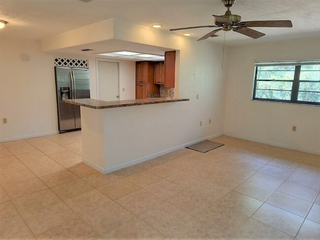 Building Photo - 2 Bedroom, 2 Bath , 2 Car Garage in Dunnel...