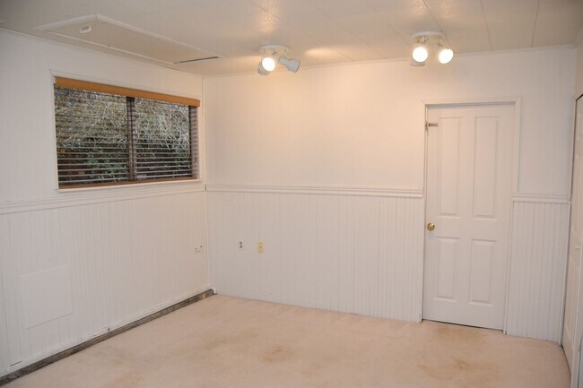 Building Photo - 3 Bedroom 1 Bath University Place Rambler on Quiet Cul De Sac