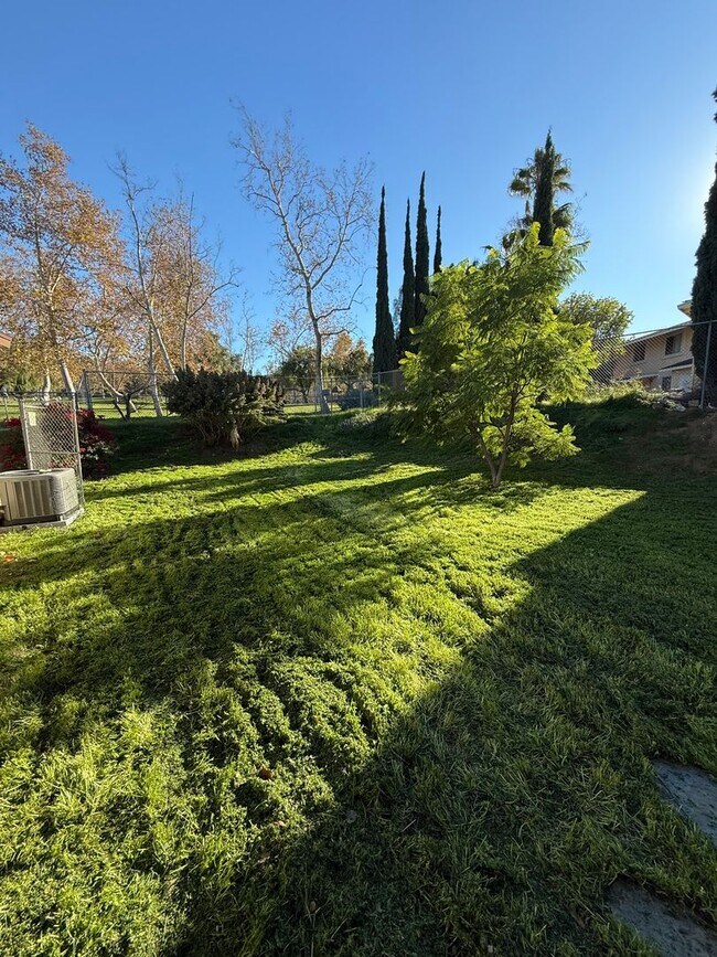 Building Photo - FOR LEASE 3+1 HOME LOCATED IN SIMI VALLEY,CA