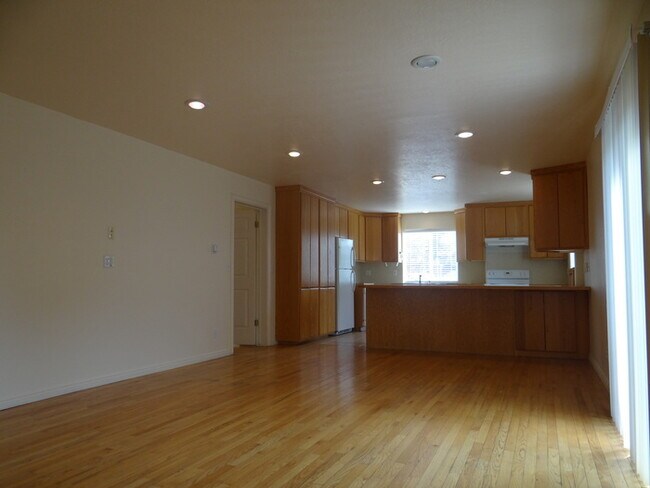 Building Photo - Fabulous Home- With Mother in Law Apartment