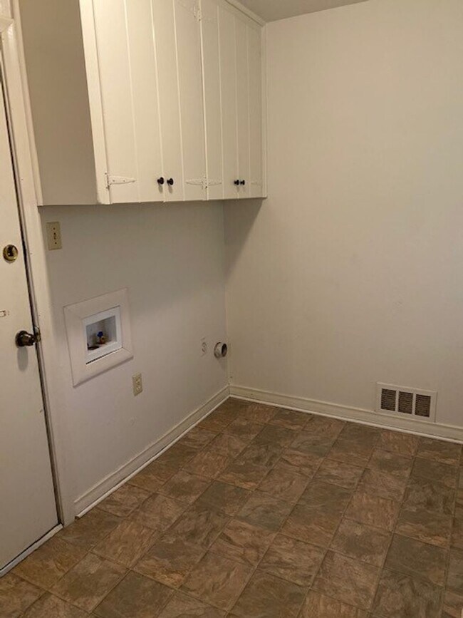 Building Photo - 3 BEDROOM HOUSE WITH CHARACTER!