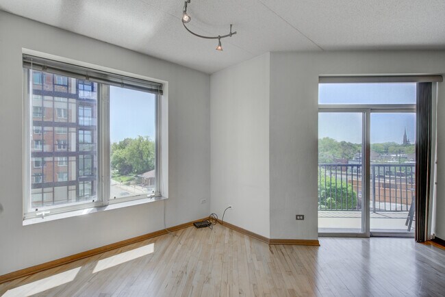 Building Photo - 515 Main St