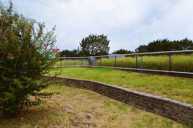 Building Photo - Country setting... on 2.69 acres!