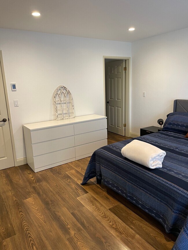 Building Photo - 615 Island View Cir