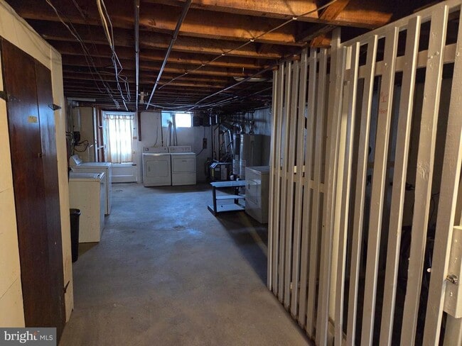 Building Photo - 553 Fanshawe St