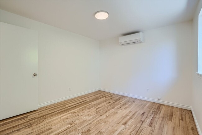 Building Photo - Charming one-level cottage in Madison Valley!