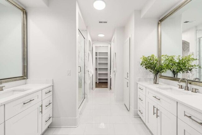 Building Photo - Renovated Corner Condo, Move-In Ready!