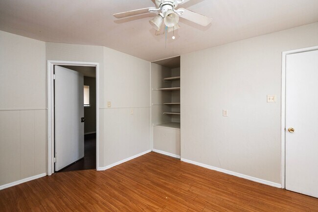 Building Photo - Lovely 3 Bedroom, 1 Bathroom Home