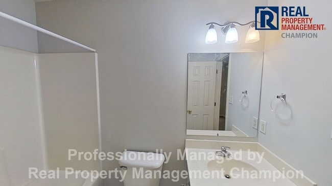 Building Photo - 2 BD/2.5 BA Townhome with Convenient Jacksonville Location