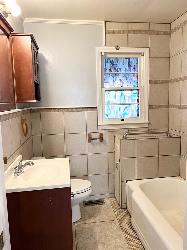 Building Photo - 818 Mulberry St