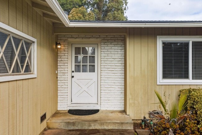 Building Photo - 20161 Cherry Ln