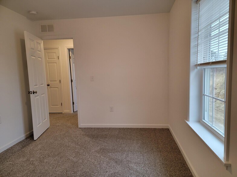 Building Photo - 128 Robert Cir