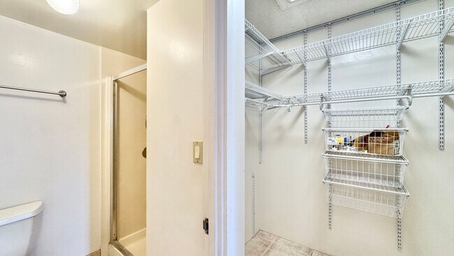 Building Photo - CONVENIENTY LOCATED AND SPACIOUS 2BD/2BA C...