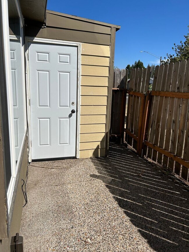 Building Photo - (749) Jackson Square - 2 Bedroom / 1.5 Bathroom Townhome – Albany