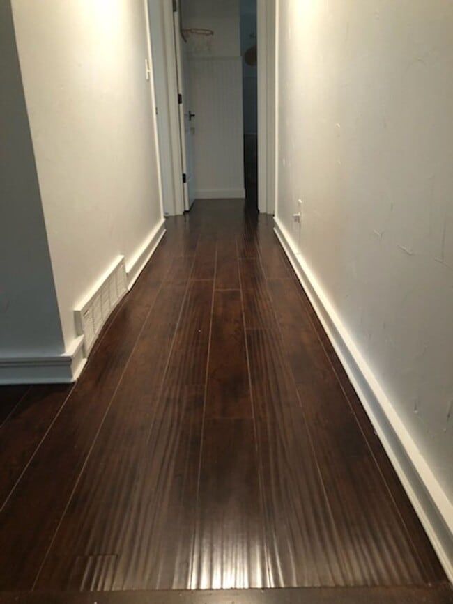 Building Photo - 3500 sq ft home with huge yard in Olympus ...