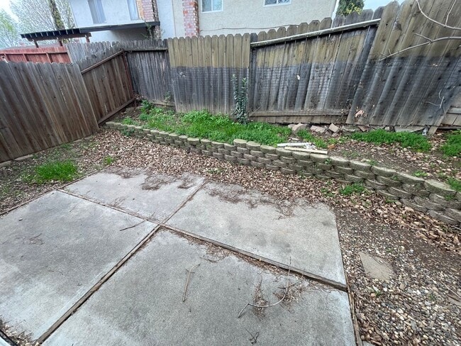 Building Photo - Wonderful 3 Bedroom Move-In Ready