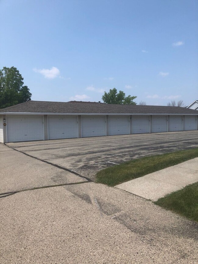 Building Photo - Parkside Village Apartment Homes in Mayville, WI