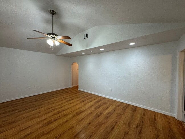 Building Photo - GORGEOUS! 5 Bedroom, 3 Bathroom Home in Deland!