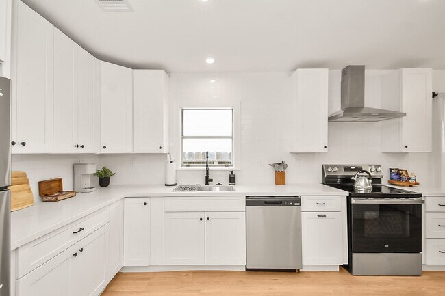 Building Photo - 3508 Omega St