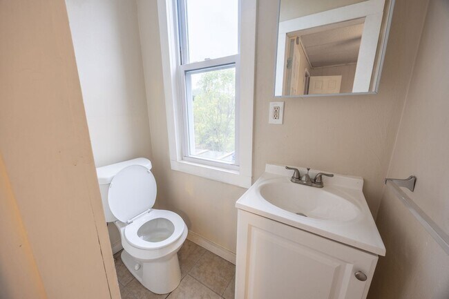 Building Photo - Comfort Meets Style: 3-Bedroom Home with S...
