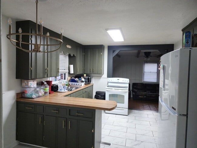 Building Photo - 910 Bragg Cir