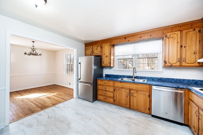 Building Photo - Spacious Chesterfield Home Move In Ready