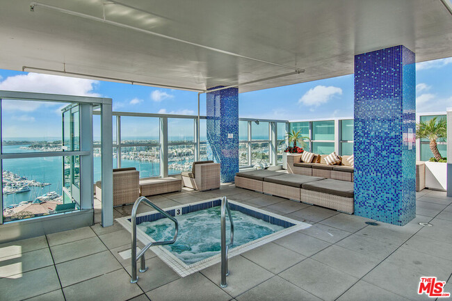 Building Photo - 13700 Marina Pointe Dr