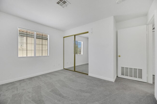 Building Photo - Gated 2 bedroom Condo with new carpet and ...