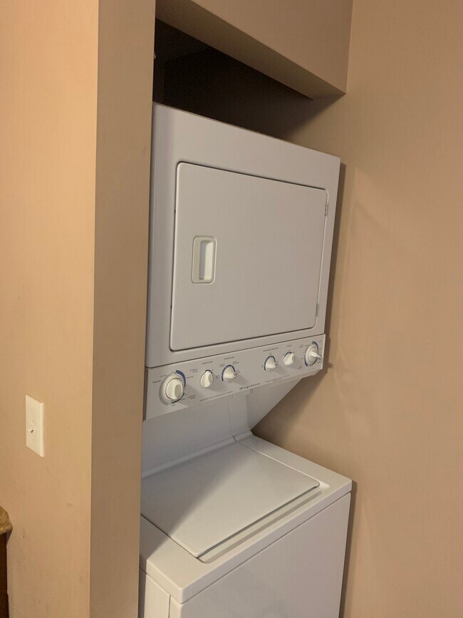 Building Photo - 2142 Collinway St