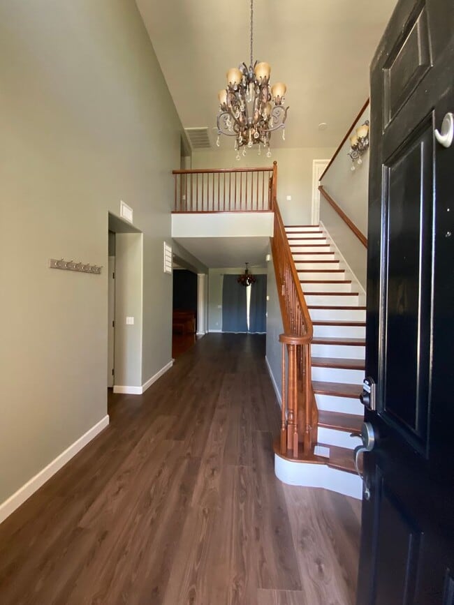 Building Photo - Big beautiful Home for rent in Visalia, Ca