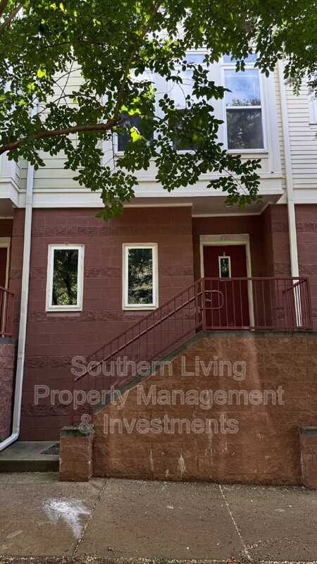 Building Photo - 127 S Sycamore St