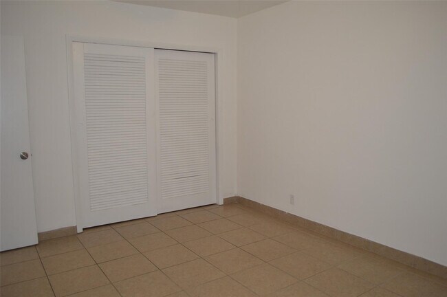 Building Photo - 1107 NW 2nd Ave