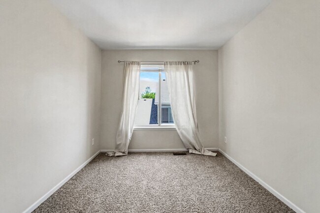 Building Photo - Bright Littleton Townhome with Vaulted Ceilings & Fireplace