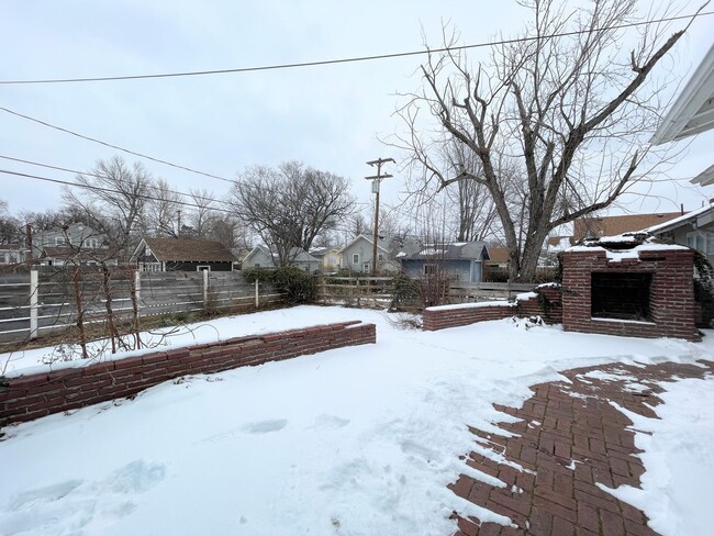 Building Photo - Large 4 bedroom home