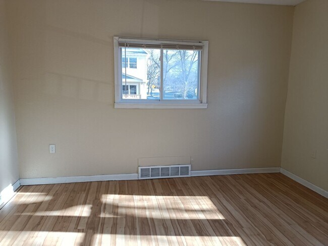 Building Photo - 1402 W Meinecke Ave