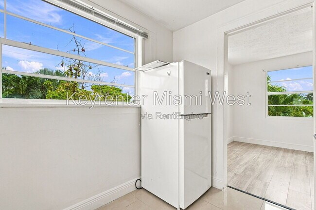 Building Photo - 1220 N 16th Ct