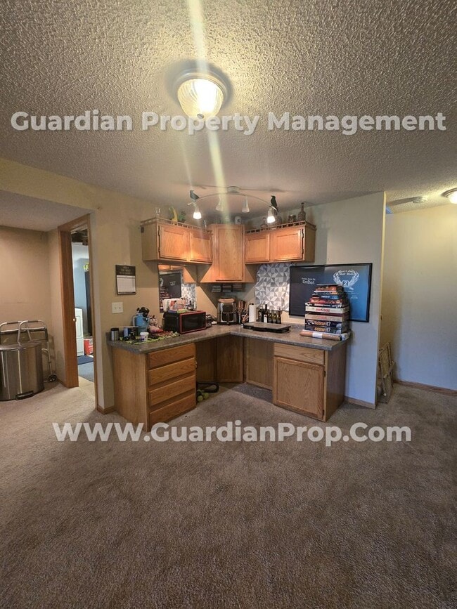 Building Photo - Available now! Spacious Brooklyn Center Home