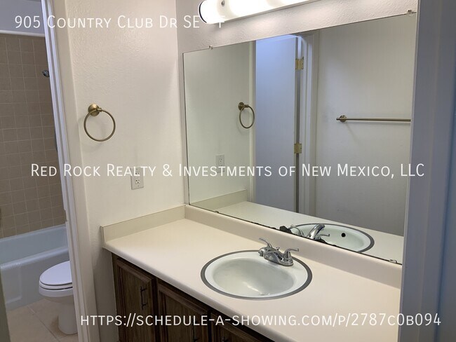 Building Photo - 905 Country Club Dr SE