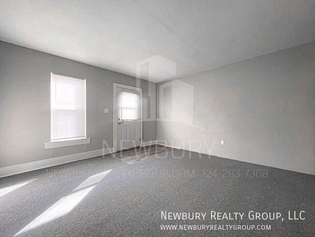 Building Photo - Spacious & Updated 2-Bedroom Row Home – Mo...