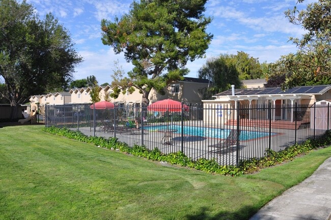 Building Photo - 532 Tyrella Ave
