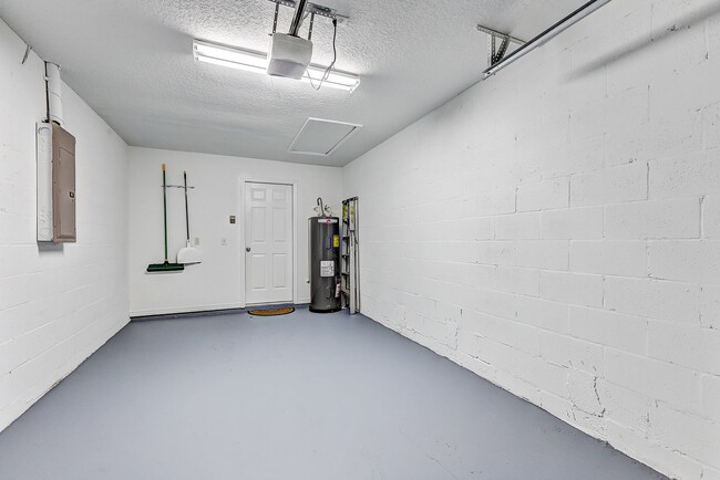 Building Photo - Spacious New Tampa 2 Bedroom, 2.5 Bath Tow...