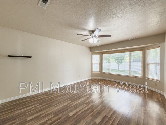 Building Photo - 955 Alton Dr