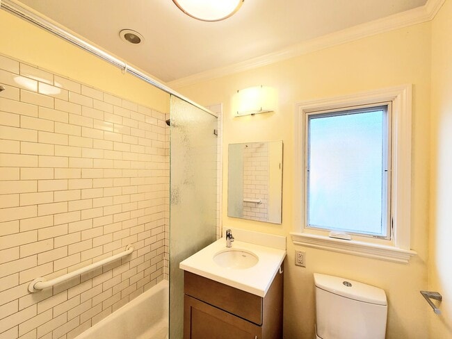 Building Photo - Amazing 1 bedroom with private backyard an...