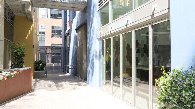 Building Photo - Downtown San Diego 1 bedroom 1 bath apartment For Rent