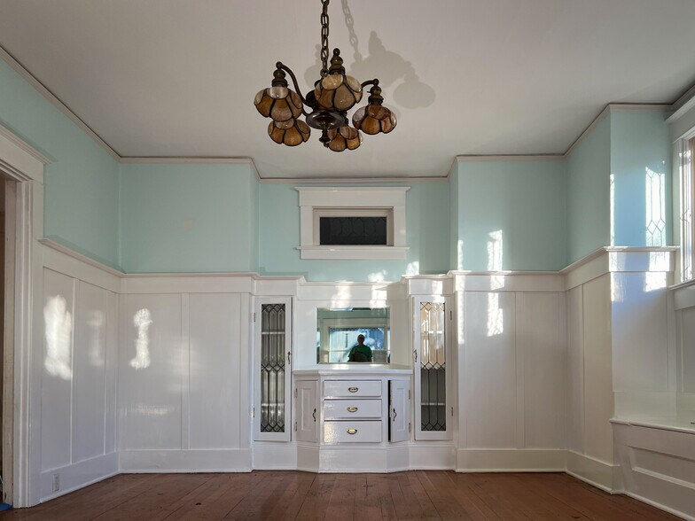 Beautiful light - 1402 SE 32nd Ave